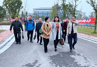 市政府副秘書長胡曉玲率隊考察資陽口腔職業學院