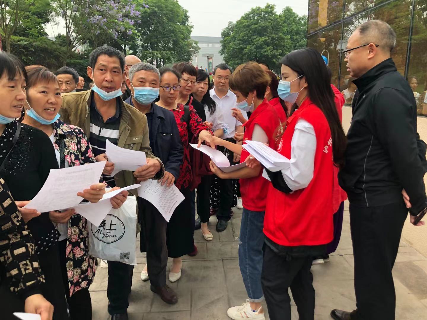 西南醫投集團醫藥公司黨支部  開展“我為群眾辦實事”實踐活動  —助力新冠疫苗接種  志愿服務在行動